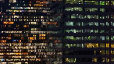 Merkezi Varşova 'da modern bir gökdelenin içindeki aydınlık ofis pencerelerinin hava aracı görüntüsü