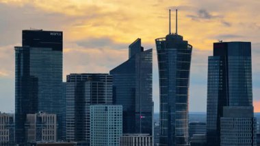 Varşova, Polonya - 30 Ekim 2025: Varşova, Varşova Spire, Skyliner, Varşova UNIT ve Warta Kulesi de dahil olmak üzere Wola, Varşova 'daki yüksek binaların insansız hava aracı görüntüsü