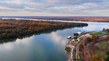Sırbistan 'ın başkenti Belgrad' daki Ada Ciganlija yakınlarındaki Sava Nehri 'nin insansız hava aracı görüntüsü