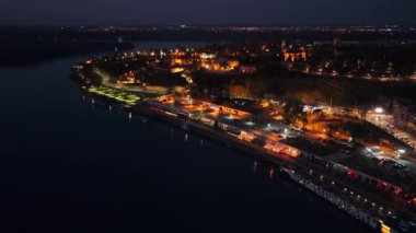 Kalemegdan Kalesi 'nin insansız hava aracı görüntüsü geceleri sıcak ışıklarla aydınlanıyor.