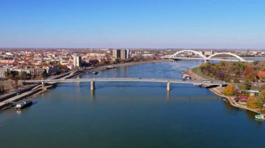 Varadin Köprüsü, Tuna Nehri ve şehrin ufuk çizgisini gösteren Novi Sad 'ın hava aracı görüntüsü