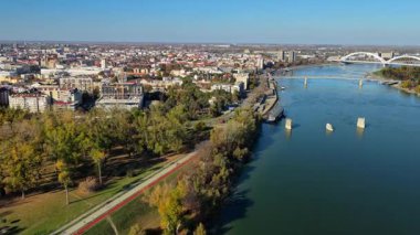 Novi Sad 'ın Tuna Nehri ve ön plandaki köprüleriyle ufuk çizgisinin hava aracı görüntüsü