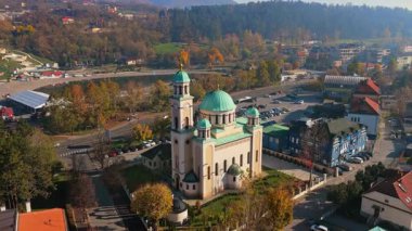 Sırbistan 'ın en ikonik simgelerinden biri olan Petrovaradin Kalesi' nin Tuna Nehri 'ne bakan insansız hava aracı manzarası