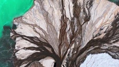 Hava aracı, parlak turkuaz su buluşmasına sahip mineral gölü beyaz çökeltiyi görüntüledi