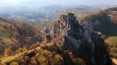 Bosna-Hersek 'teki sarp kayalıkların tepesine çarpıcı bir şekilde tünemiş bir ortaçağ kalesi olan Srebrenik Kalesi' nin insansız hava aracı görüntüsü