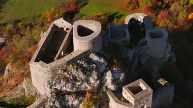 Bosna-Hersek 'teki sarp kayalıkların tepesine çarpıcı bir şekilde tünemiş bir ortaçağ kalesi olan Srebrenik Kalesi' nin insansız hava aracı görüntüsü