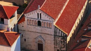 Kemerli camları, dekoratif taş işçiliği ve yıpranmış dokuları olan eski bir kilisenin hava aracı görüntüsü. Zadar, Hırvatistan