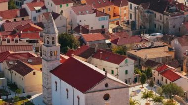 Hava aracı St. Anastasia Kilisesi 'ni, tipik Dalmaçyalı yerleşim yerleriyle çevrili Roma taş çan kulesine bakıyor. Biograd na Moru, Hırvatistan