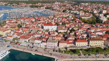 Merkezinde büyük beyaz bir kilise bulunan kıyı kasabasının insansız hava aracı görüntüsü. Biograd na Moru, Hırvatistan