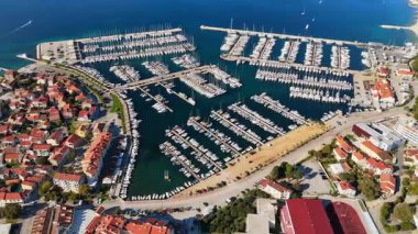 Adriyatik 'in en büyük marinalarından biri olan Biograd na Moru' nun Marina Kornati 'sinin insansız hava aracı görüntüsü. Hırvatistan