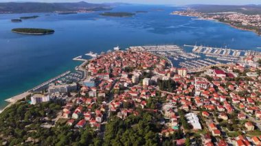 Biograd na Moru 'daki geniş marinanın insansız hava aracı görüntüsü, rıhtım üstüne rıhtım tekneler ve yelkenlilerle dolu. Hırvatistan