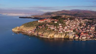 Kuzey Makedonya 'nın Ohri kentinin eski insansız hava aracı manzarası, kırmızı çatılı evleri ve Ohri' nin göl kıyısı boyunca uzanan modern kısmı