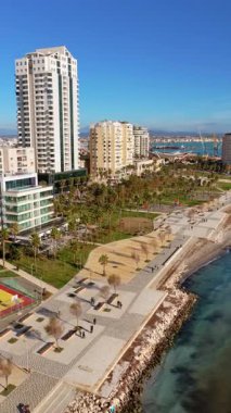 Arnavutluk 'un Durres kentindeki Lungomare rıhtım sahasının yeniden dizayn edilmiş insansız hava aracı görüntüsü. Dikey