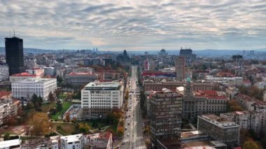 Belgrad, Sırbistan - 10 Kasım 2025: Kralja Milana Caddesi ve çevre idari ve ticari bölge de dahil olmak üzere Belgrad 'ın merkezi insansız hava aracı görüntüsü
