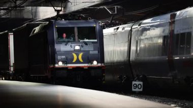 Kopenhag, Danimarka - 5 Ağustos 2025: Kargo treni raylara varıyor