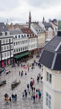 Kopenhag, Danimarka - 6 Ağustos 2025: Amagertorv 'da yürüyen insanlar şehir hayatının tadını çıkarıyorlar