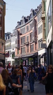 Kopenhag, Danimarka - 7 Ağustos 2025: Kalabalık alışveriş yapıyor ve Stroget caddesinde yürüyor