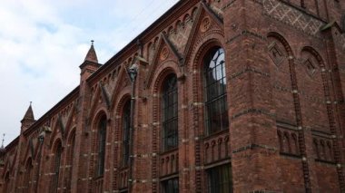 Kırmızı tuğlalı gotik canlandırma mimarisine sahip, ayrıntılı detaylarıyla ve uzun kemerli pencereleriyle Eski Üniversite Kütüphanesi. Kopenhag, Danimarka
