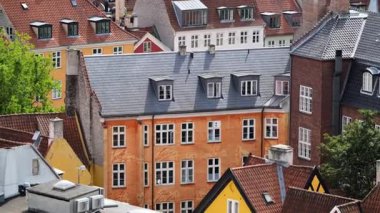 Tarihi binaların ve geleneksel çatıların manzarası yoğun bir şehir manzarası yaratıyor. Kopenhag, Danimarka