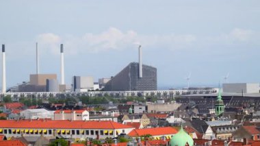 Kopenhag, Danimarka 'daki çatıları ve modern enerji santralini gösteren şehir manzarası