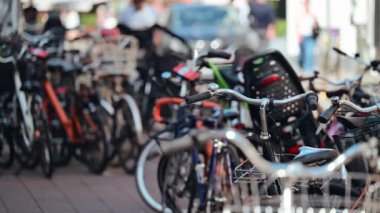 Bisikletler park alanında bekliyor, sürdürülebilir şehir ulaşımını ve hareket kabiliyetini temsil ediyor. Kopenhag, Danimarka