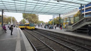 Stuttgart, Almanya - 19 Ekim 2025: Aynı anda iki sarı tren gelip gidiyor