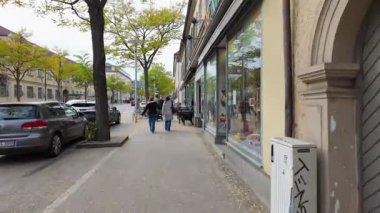 Ludwigsburg, Almanya - 19 Ekim 2025: Güzel bir sonbahar gününde insanlar şehrin sokaklarında yürüyor