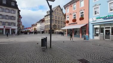 Villingen-Schwenningen, Almanya - 20 Ekim 2025: Bulutlu ve yağmurlu bir günde şehir merkezinde alışveriş caddesinde yürüyüş