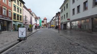 Villingen-Schwenningen, Almanya - 20 Ekim 2025: Bulutlu ve yağmurlu bir günde şehir merkezinde alışveriş caddesinde yürüyüş