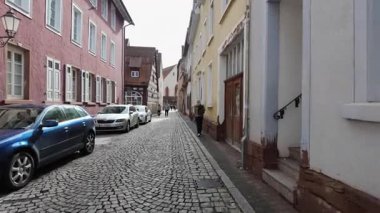 Villingen-Schwenningen, Almanya - 20 Ekim 2025: Bulutlu bir günde şehir merkezinde yaya yolunun kenarına park edilmiş arabalar