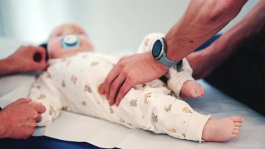 Pediatrik seans sırasında medikal ya da terapi masasında emzik takan sakin bir bebek.