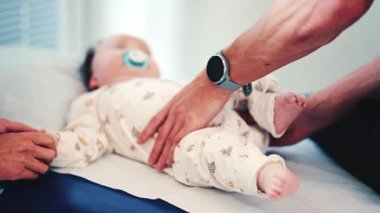 Pediatrik seans sırasında medikal ya da terapi masasında emzik takan sakin bir bebek.