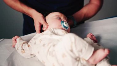 Profesyonel bakıcı, çocuk ya da terapi seanslarında bebeğin başını ve boynunu nazikçe destekler.