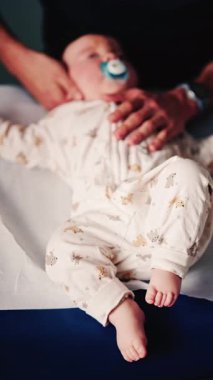 Bakıcının tıbbi ya da sağlık seansı sırasında bebeğe nazikçe bakması genel görünüm