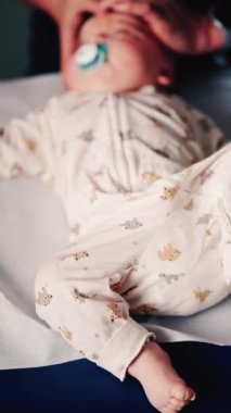 Bakıcının tıbbi ya da sağlık seansı sırasında bebeğe nazikçe bakması genel görünüm