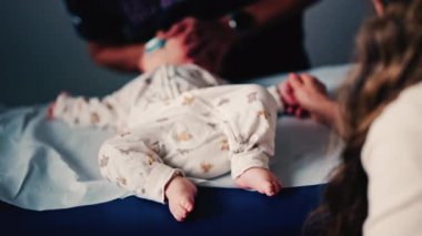 Bebek, pediatrik seans sırasında bir bakıcı tarafından nazikçe kucaklandı.