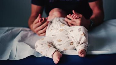 Bebek, pediatrik seans sırasında bir bakıcı tarafından nazikçe kucaklandı.