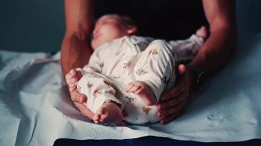 Bebek, pediatrik seans sırasında bir bakıcı tarafından nazikçe kucaklandı.