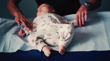 Bebek, pediatrik seans sırasında bir bakıcı tarafından nazikçe kucaklandı.