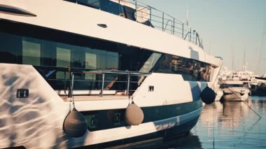 Marinada çamurluklar asılı modern lüks bir yatın gövdesini yakından görebiliriz.