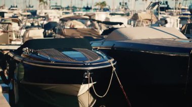 Kapalı motorlu tekneler bir marinaya yanaşmış.