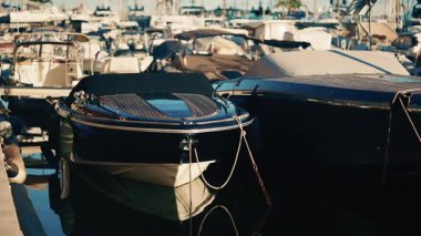 Kapalı motorlu tekneler bir marinaya yanaşmış.