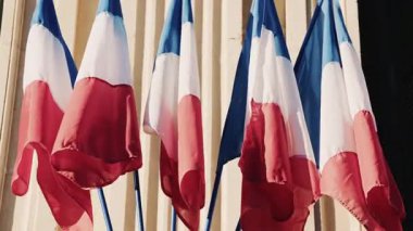 Güney Fransa 'da tarihi bir binanın cephesinde Fransız ulusal bayrakları dalgalanıyor