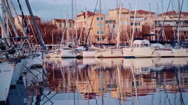 Arkalarında renkli binalarla rıhtım boyunca dizilmiş teknelerin bulanık görüntüsü.