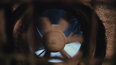 Beton bir yapının içinde dönen endüstriyel havalandırma vantilatörünü kapatın.