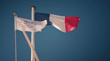 Cannes, Fransa - 12 Aralık 2025: Fransa ulusal bayrağı açık mavi gökyüzüne karşı direkte dalgalanıyor