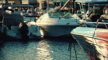 Vallauris, Fransa - 27 Aralık 2025: Yat limanında halatlarla bağlanmış bir motorlu teknenin pruvasına yaklaş