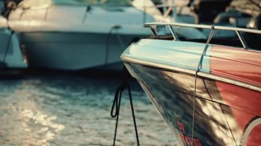 Vallauris, Fransa - 27 Aralık 2025: Yat limanında halatlarla bağlanmış bir motorlu teknenin pruvasına yaklaş