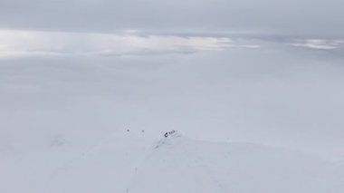 Ciucas tepesinde kış mevsiminde karla kaplı insanların yürüyüş görüntüsü. Romanya ve Karpat Dağları