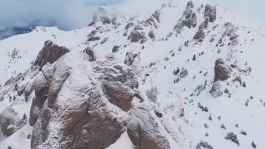 Dağlardaki kış manzarasının panoramik hava aracı görüntüsü. Romanya 'da Transilvanya ve Ciucas Dağı